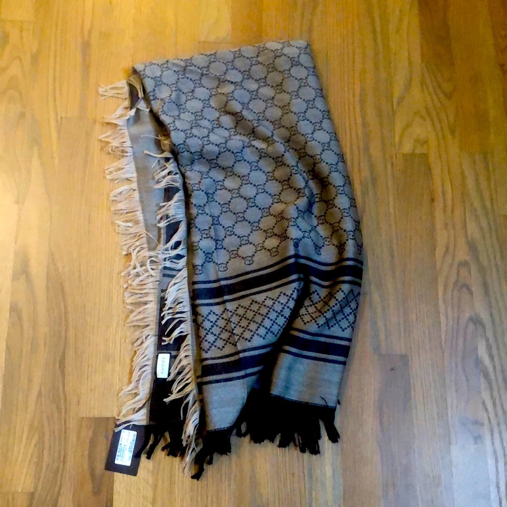BBWT Gucci survie GG monogram scarf shawl